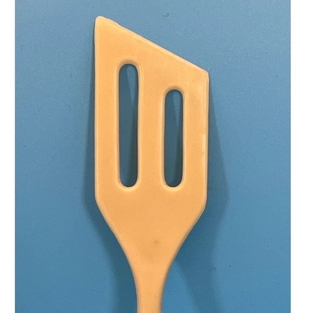 VTG Slotted Angled Slim‎ Spatula Turner Cream Plastic Kitchen Utensil MCM Retro